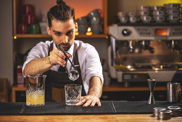 Barman mettant une boule de glace