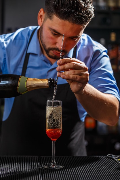 Barman préparant un cocktail au champagne