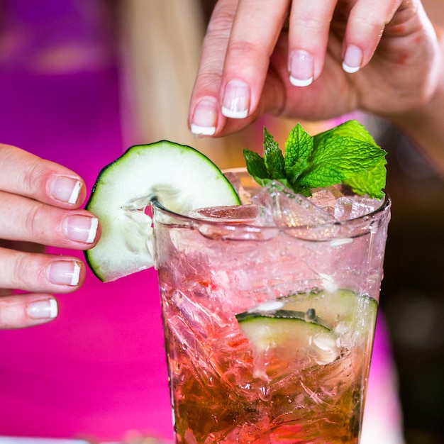 Barman préparant un cocktail de porche dans un restaurant italien.