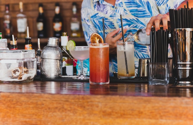 Barman préparant un cocktail pour le client