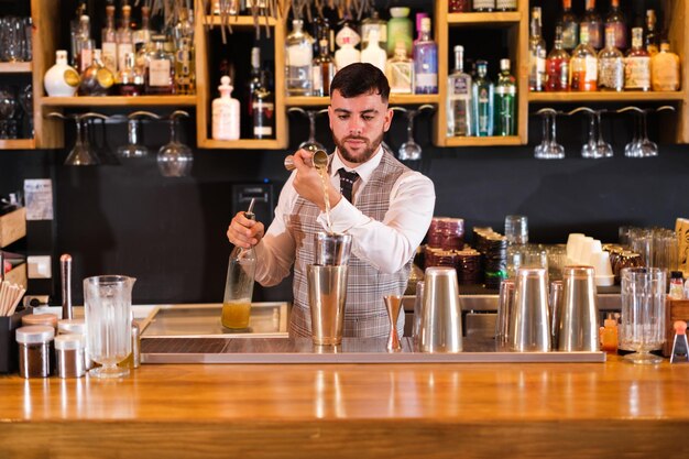 Barman préparant un cocktail pour surprendre ses clients Profitez des boissons alcoolisées de style Concept