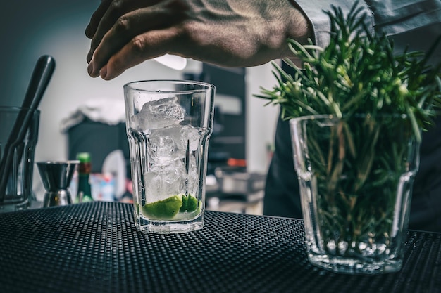 Barman préparant un cocktail