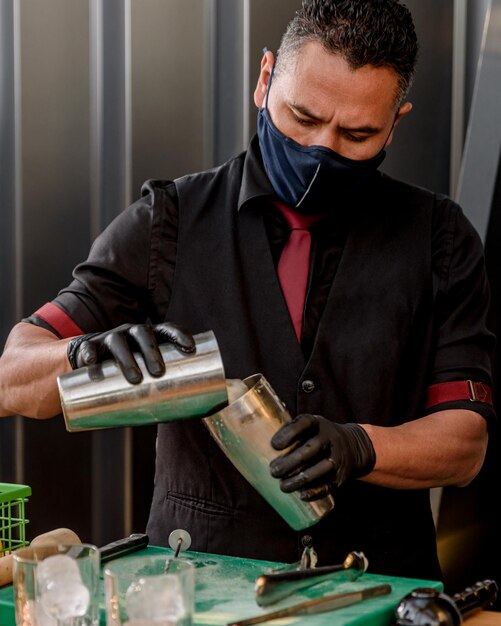 Barman préparant et décorant des cocktails au concept de profession de bar