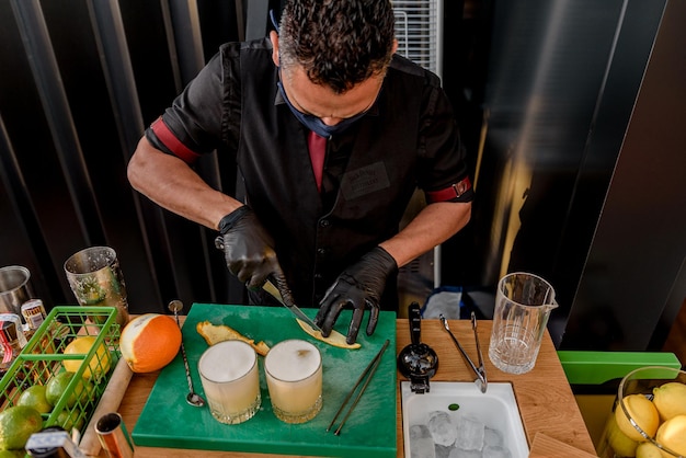 Barman préparant et décorant des cocktails au concept de profession de bar