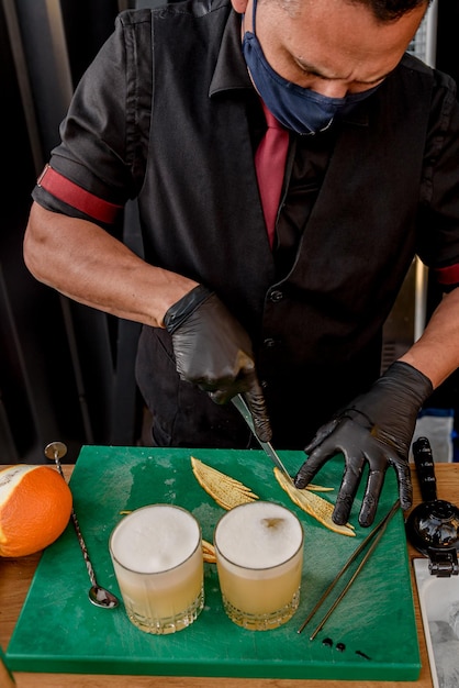 Photo barman préparant et décorant des cocktails au concept de profession de bar