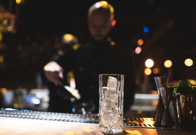 Photo le barman prépare un beau cocktail alcoolisé au comptoir du bar.