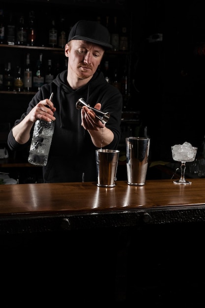 Le barman prépare un cocktail alcoolisé Clover club classique au bar Le barman mélange du vermouth sec au citron blanc d'œuf et du gin pour préparer le cocktail Clover club