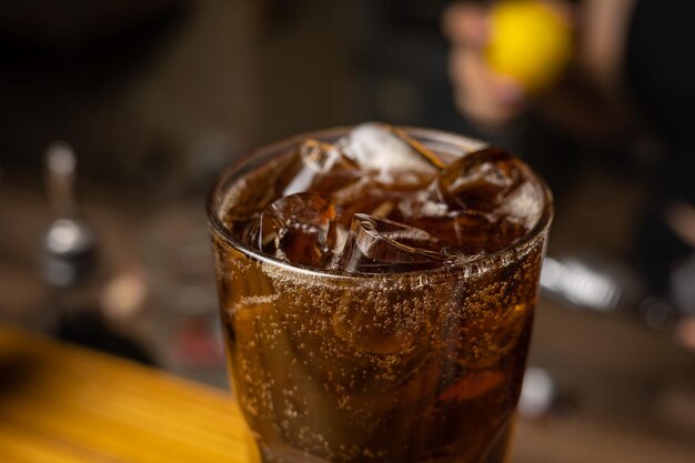 Un barman prépare un cocktail au bar du restaurant