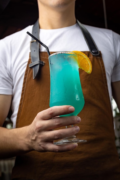 Un barman prépare un cocktail au bar du restaurant