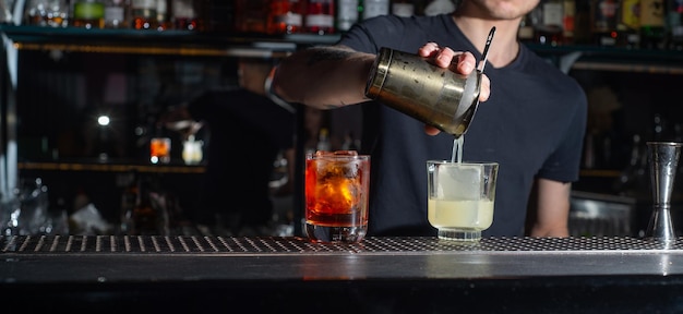 Le barman prépare un cocktail au bar