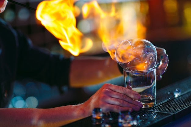 Le barman prépare un cocktail chaud.