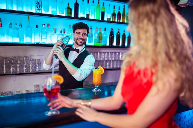 Barman prépare un cocktail pour le client