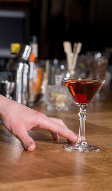 Le barman prépare un cocktail