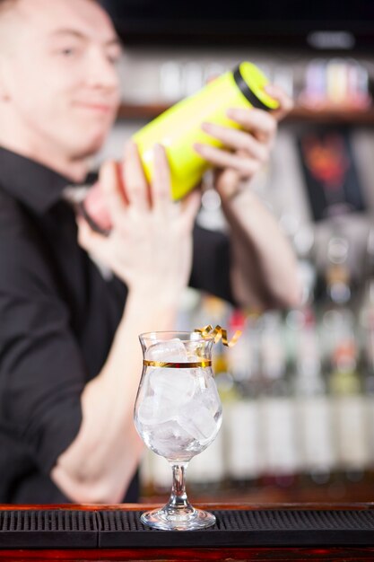 Le barman prépare un cocktail