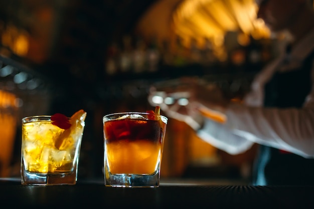 Le barman prépare des cocktails au bar