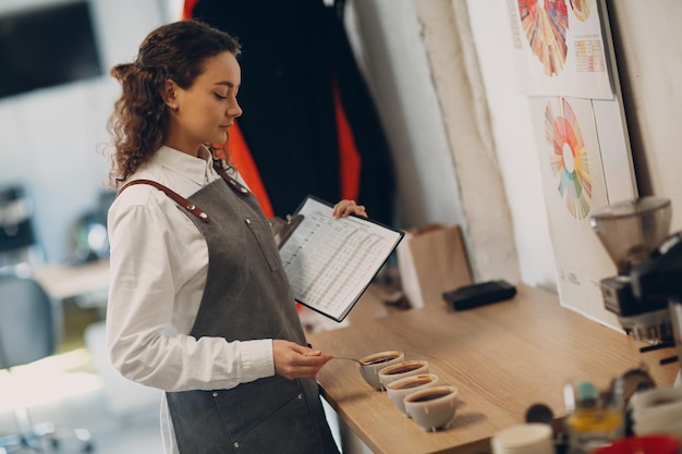 Photo un barman prépare du café dans un café.