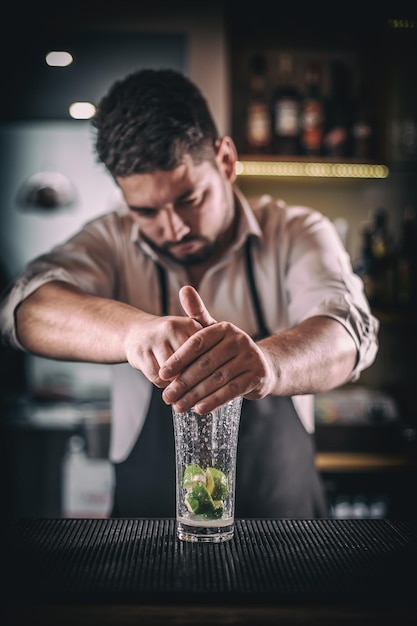 Barman pressant le jus de citron vert frais