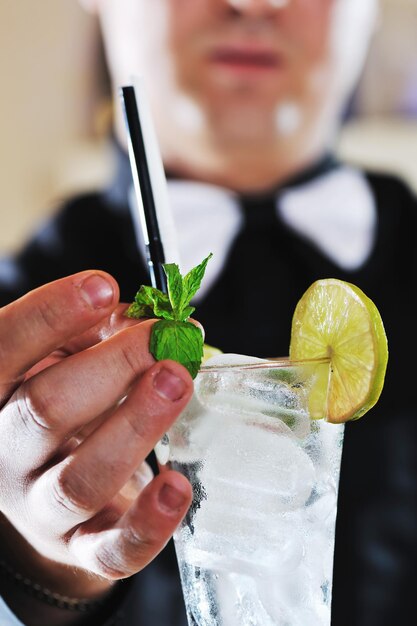 un barman professionnel prépare un cocktail et représente la vie nocturne et le concept d'événement de fête