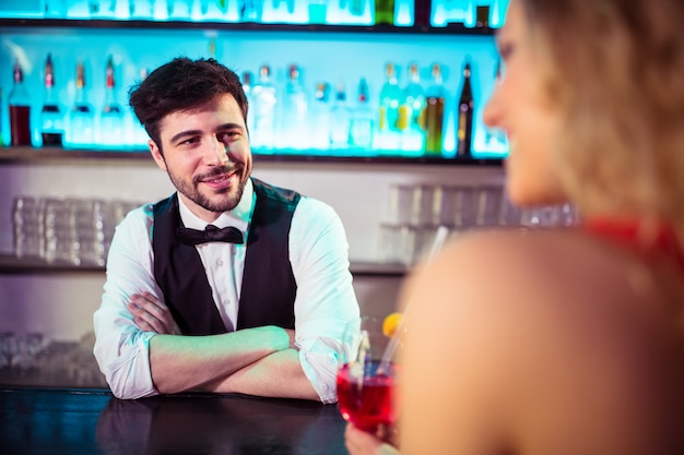 Barman, regarder, femme, boîte nuit