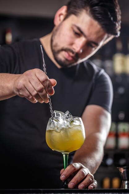 Le barman remue le cocktail