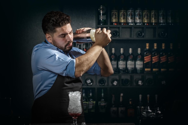 Le barman secoue et mélange