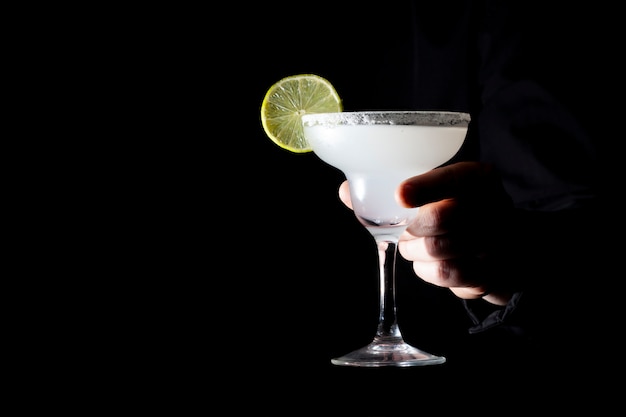 Le barman sert une margarita classique au citron vert