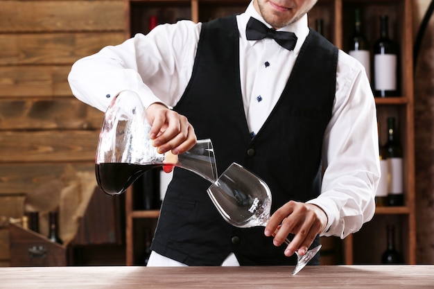 Barman travaillant au comptoir sur la surface du bar