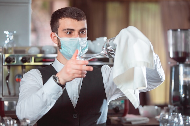 Le barman travaille au bar du restaurant