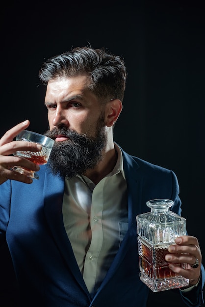 Barman avec verre whisky homme triste avec dépression regardant à huis clos alcoolique buvant de l'alcool de...