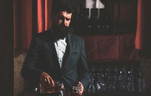 Photo barman versant du brandy dans un verre à whisky boire de l'alcool