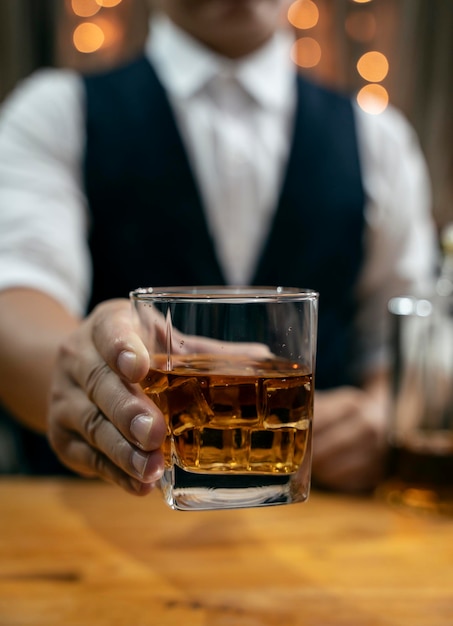 Barman versant du whisky verre à whisky belle nuit