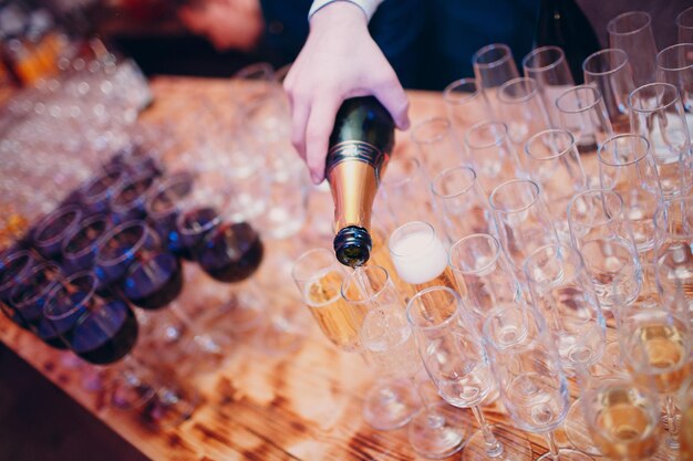 Le barman verse du champagne au verre