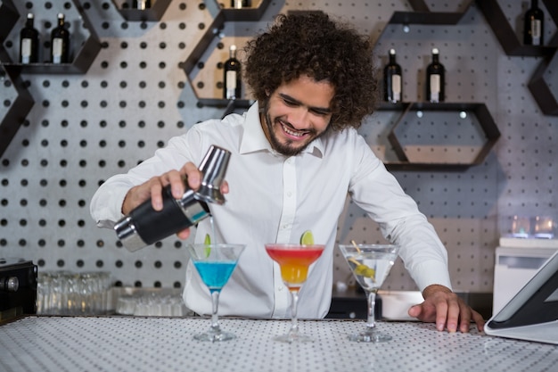 Barman, verser, cocktail, lunettes