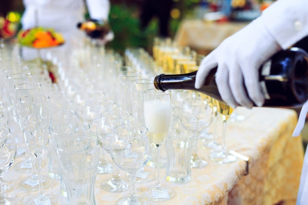 Barman, verser du champagne dans des verres