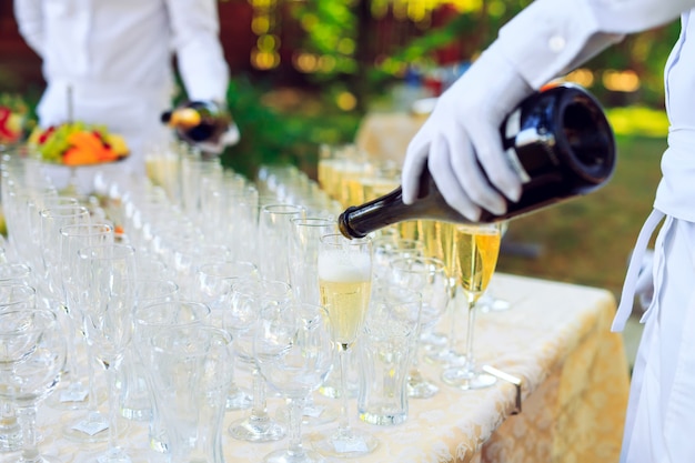 Barman, verser du champagne dans des verres