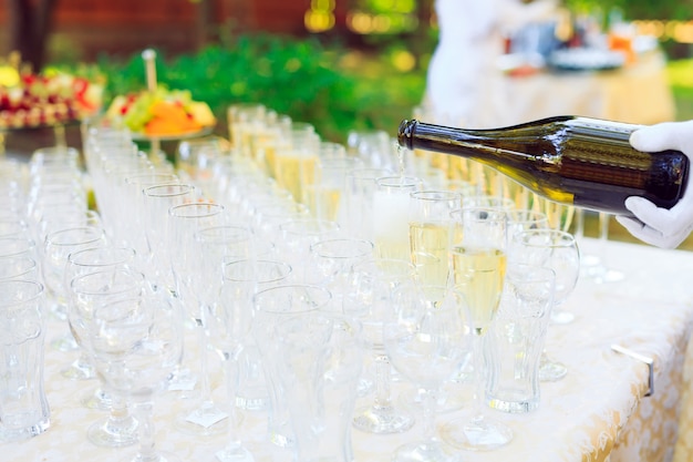 Photo barman, verser du champagne dans des verres