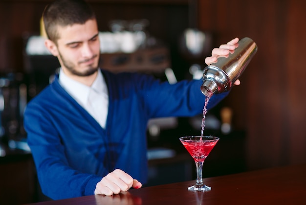 Barman, verser, frais, cocktail, fantaisie, verre
