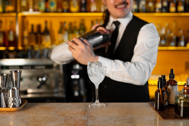 Photo barman vue de face préparant une boisson