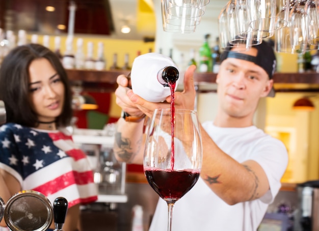 Barmans femmes et hommes au travail