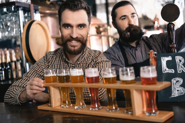 Les barmans versent de la bière fraîche dans des verres au pub