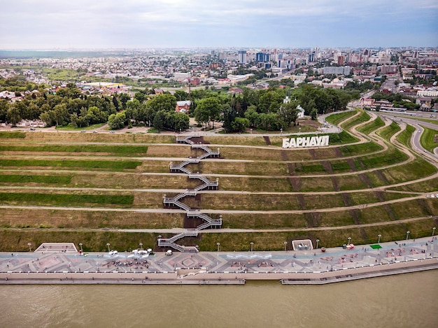 Barnaoul Russie Description de Barnaoul à l'entrée de la ville Highland Park et un nouveau remblai est la vue de dessus en été