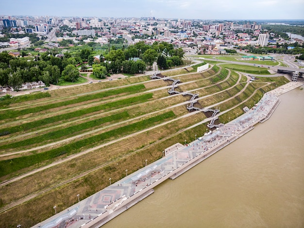 Barnaoul, Russie. Description de Barnaoul à l'entrée de la ville. Highland Park et un nouveau remblai sont la vue de dessus en été.