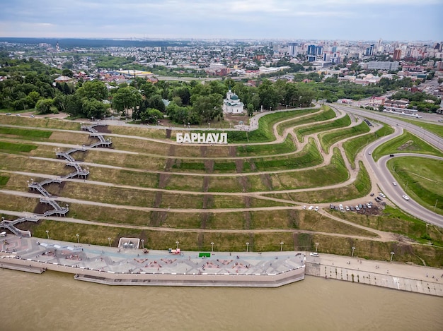 Barnaoul, Russie. Description en russe de Barnaoul à l'entrée de la ville. Highland Park et un nouveau remblai est la vue de dessus en été.