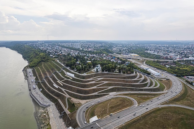 Barnaoul Russie Description en russe de Barnaoul à l'entrée de la ville Highland Park et un nouveau remblai est la vue de dessus en été