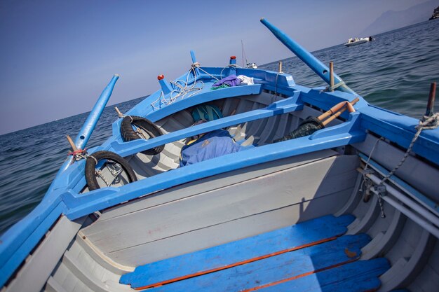 Barque bleue en mer transparente de Sicile