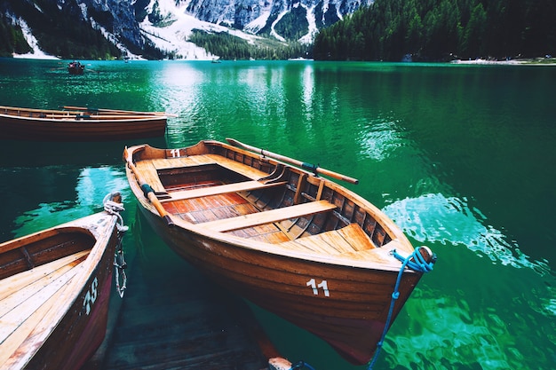 Barques traditionnelles en bois sur le lac alpin de Braies à l'été Lago Di Braies dans les Dolomites Europe