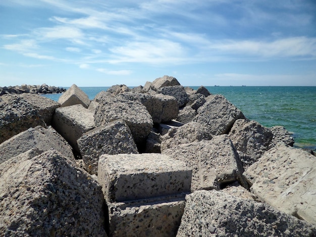 Barrage en bloc de béton Canal d'admission d'eau pour le dessalement de l'eau de mer Kazakhstan Région de Mangistau Aktau 07 mai 2021 année