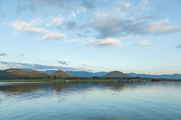 Barrage d&#39;eau dans les montagnes