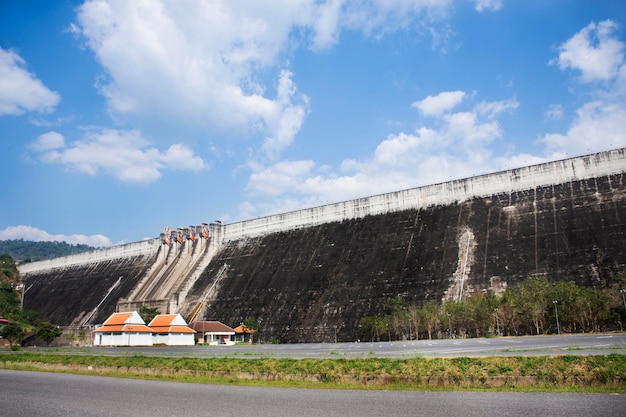 Le barrage de Khun Dan Prakan Chon s'appelait autrefois le réservoir de Khlong Tha Dan à Ban ThaDan dans le sous-district de Hin Tang dans le district de Muang à Nakhon Nayok en Thaïlande Le texte en langue thaï signifie le barrage de Khun Dan Prakan Chon