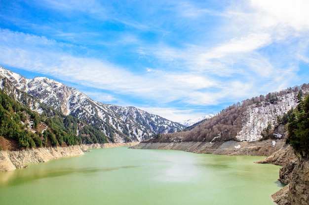 Photo barrage kurobe sur la route alpine tateyama kurobe, japon